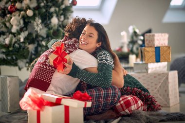 Noel 'de gülümseyen kız ve erkekleri kucaklamak