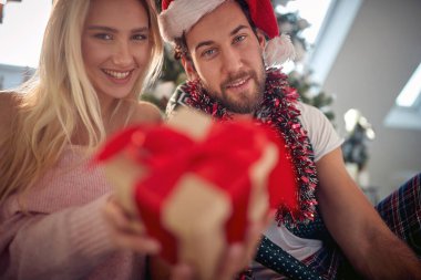 Sana bir Noel hediyesi. Arkadaşlar, çiftler, çocuklar ve mutlu tatiller için bir hediye.