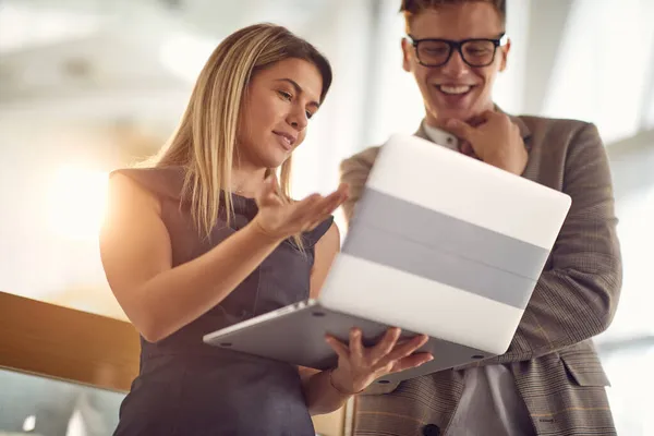 Dos Jóvenes Compañeros Trabajo Consultando Sobre Proyecto — Foto de Stock