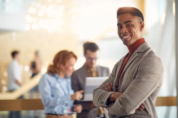 Junger Lächelnder Mitarbeiter Genießt Der Lobby Des Unternehmens — Stockfoto