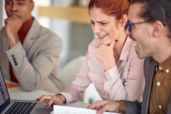 Twee Jonge Collega Zitten Kijken Naar Een Laptop Een Ontspannen — Stockfoto