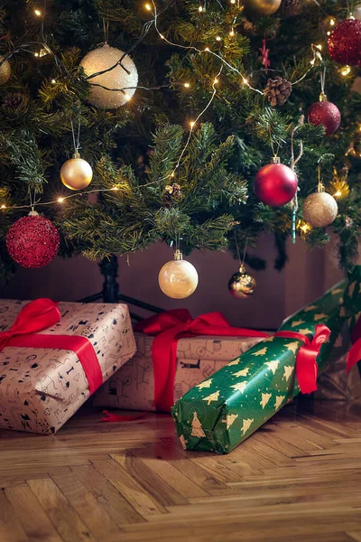 装飾とギフトボックス付きの美しいクリスマスツリー — ストック写真