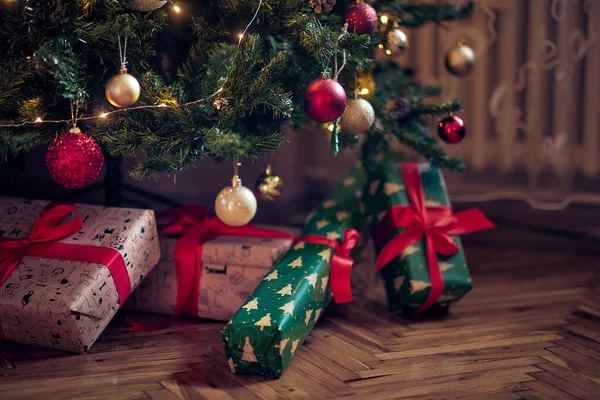 Mooie Kerstcadeau Dozen Vloer Buurt Van Dennenboom Kamer — Stockfoto