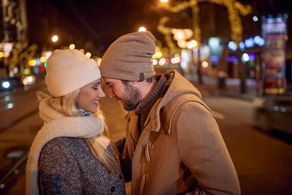 Joven Macho Hembra Amor Abrazo Sonriendo Calle — Foto de Stock