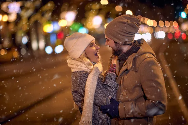 Romantisches Lächelndes Paar Nächtlichen Winterstraßenkonzept — Stockfoto