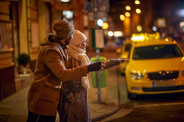 Χαμογελώντας Άνθρωπος Και Γυναίκα Στο Δρόμο Νύχτα Καλώντας Ταξί — Φωτογραφία Αρχείου