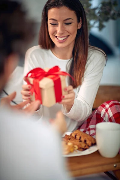 Man Giving Christmas Present His Happy Girlfriend — Stock Photo, Image