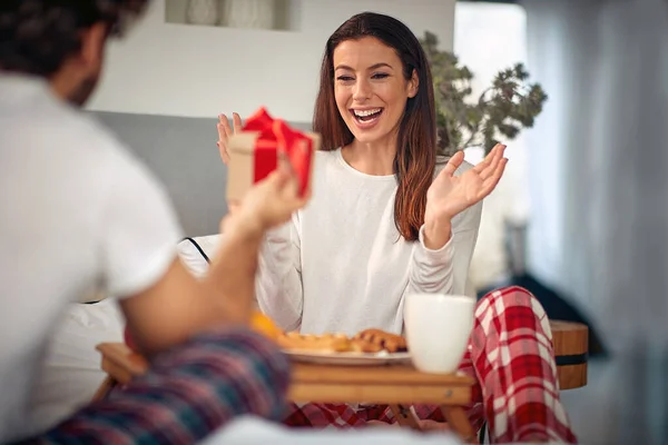 Homme Donnant Cadeau Noël Fille Heureuse — Photo