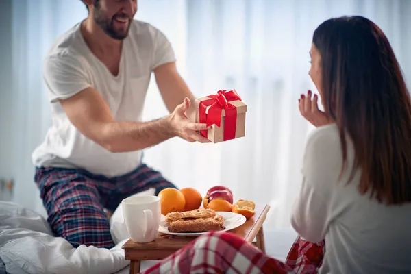 Christmas Gift Red Ribbon Man Surprise His Happy Girlfriend — Stock Photo, Image