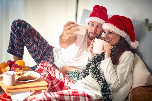 Mężczyźni Uśmiechnięta Kobieta Świąteczny Poranek Zrobić Selfie Łóżku — Zdjęcie stockowe