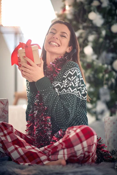 Mooie Vrouw Voor Kerst Gelukkig Meisje Met Kerstcadeau — Stockfoto