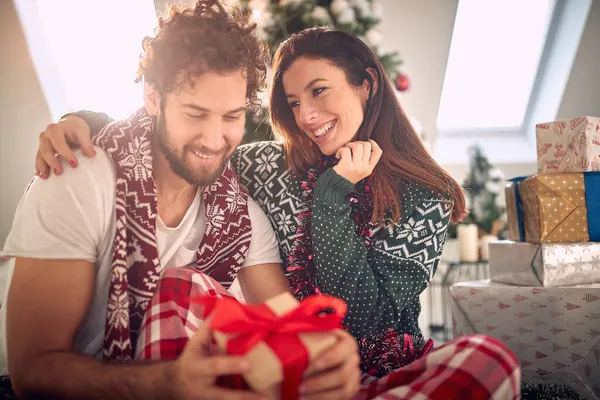 Gülümseyen Kadınlar Güzel Paketlenmiş Noel Hediyesi Kutularını Erkek Arkadaşına Veriyorlar — Stok fotoğraf