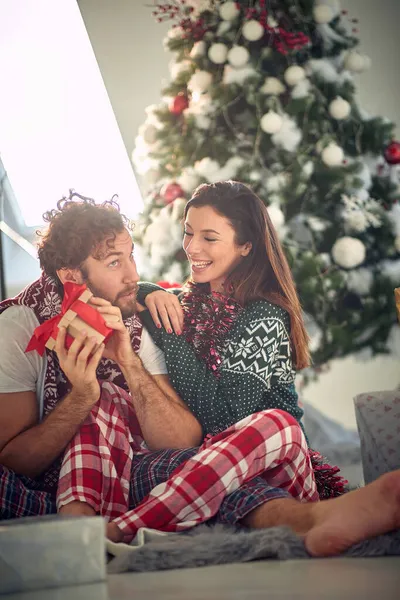 カップル開催クリスマスボックス 女性与えクリスマスプレゼントへ彼女のボーイフレンド — ストック写真