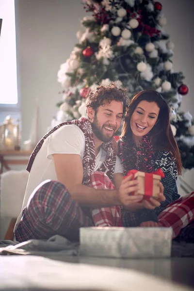 Coppia Possesso Natale Box Happy Uomo Dando Regalo Natale Alla — Foto Stock