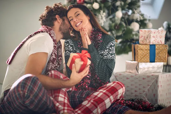 Alegre Feliz Hombre Mujer Con Regalo Disfrutando Juntos Navidad — Foto de Stock