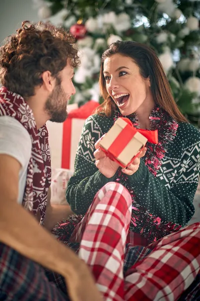 浪漫的年轻夫妇在家中分享圣诞礼物 — 图库照片