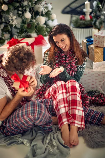 Cadeau Verrassing Voor Kerstmis Girl Verrassen Haar Gelukkig Vriendje — Stockfoto