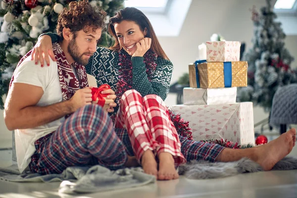 Presente Surpresa Para Christmas Woman Surpreender Seu Namorado Feliz — Fotografia de Stock