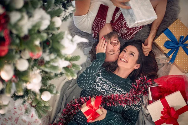 Weihnachtsurlaub Fröhliches Paar Mit Geschenken Weihnachten — Stockfoto