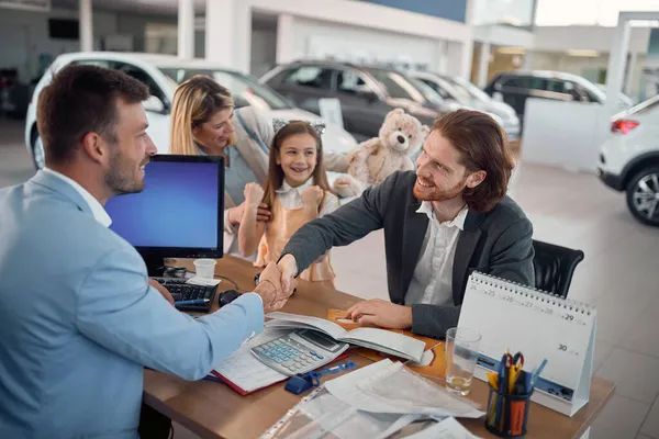 Familia Joven Estrechando Mano Con Agente Ventas Después Éxito Compra — Foto de Stock