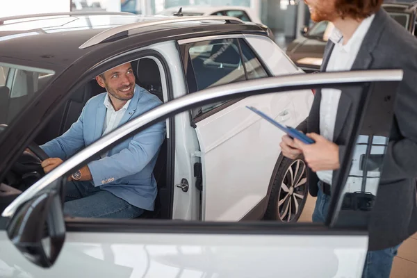 Mutlu adam yeni araba alıyor.