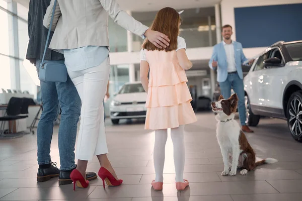 Famille Avec Chien Dans Salle Exposition Voiture Avec Vendeur Voiture — Photo