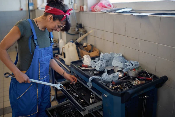 Feminino Mecânico Working Young Mulher Mecânica Divertindo Trabalho — Fotografia de Stock