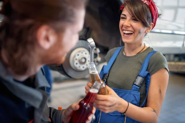 Smiling Woman Mechanic Man Mechanic Drinks Break Work — Stock Photo, Image