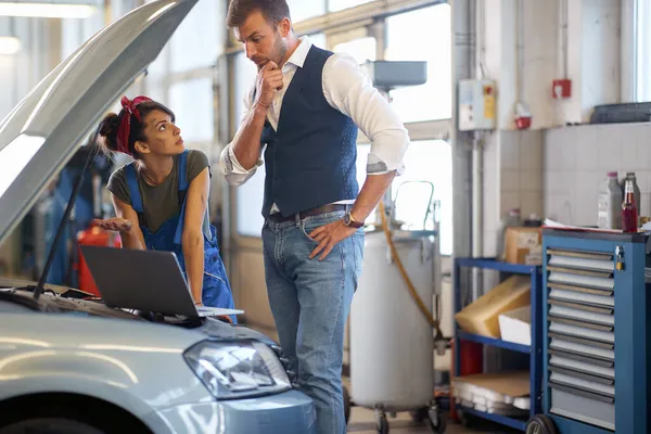 Coche Mecánico Mujer Comprobar Aceite Del Motor Coche Trabajo — Foto de Stock