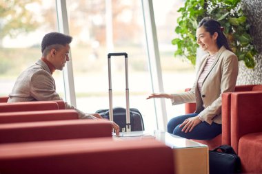 iş görüşmesi sırasında genç çekici kadın