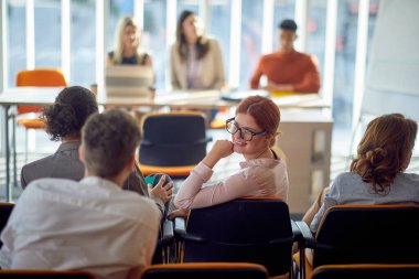 Bir grup katılımcı konferans odasındaki çalışma ortamında bir iş konferansı sırasında konuşuyor. İş, insanlar, şirket.