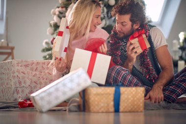 Noel hediyesi kutusu. Mutlu adam ve kadın Noel anlarında.