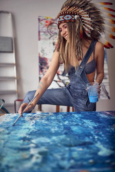 Μια Νεαρή Σέξι Καλλιτέχνης Καπέλο Πολέμου Χαλαρώνει Όταν Ζωγραφίζει Μια — Φωτογραφία Αρχείου