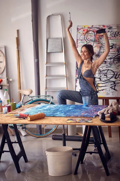 Νεαρή Σέξι Γυναίκα Καλλιτέχνης Που Εργάζονται Στο Στούντιο Καλλιτεχνική Δημιουργική — Φωτογραφία Αρχείου