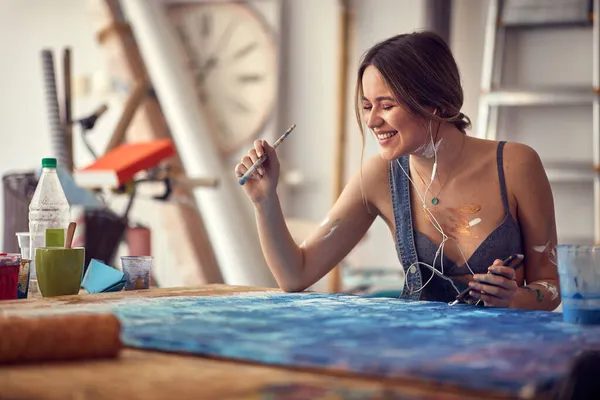 Młoda Seksowna Atrakcyjna Artystka Uwielbia Malować Miłej Atmosferze Swoim Studio — Zdjęcie stockowe