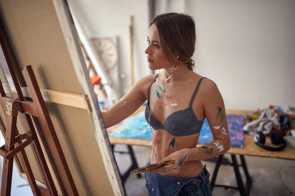 Μια Νεαρή Σέξι Και Ελκυστική Γυναίκα Καλλιτέχνης Σουτιέν Στέκεται Μπροστά — Φωτογραφία Αρχείου