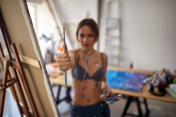 Młoda Seksowna Atrakcyjna Artystka Biustonoszu Stoi Przed Sztalugą Miłej Atmosferze — Zdjęcie stockowe