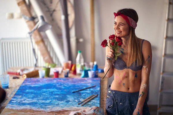 Seksi Çekici Bir Kadın Sanatçı Stüdyosundaki Rahat Bir Atmosferde Resim — Stok fotoğraf