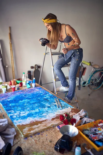 Joven Artista Femenina Atractiva Que Trabaja Estudio Concepto Creativo Artístico —  Fotos de Stock