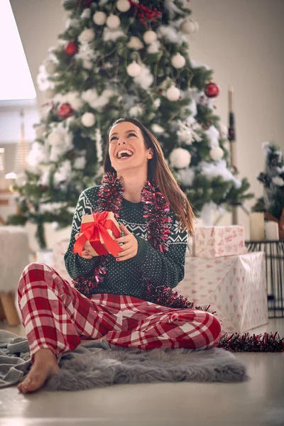 Дівчина Святкує Різдво Вдома Насолоджується Свята Подарунком — стокове фото