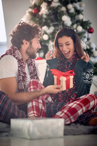 Ευτυχισμένος Άντρας Και Κορίτσι Όμορφα Τυλιγμένα Ανταλλάσσοντας Χριστουγεννιάτικα Δώρα Μαζί — Φωτογραφία Αρχείου