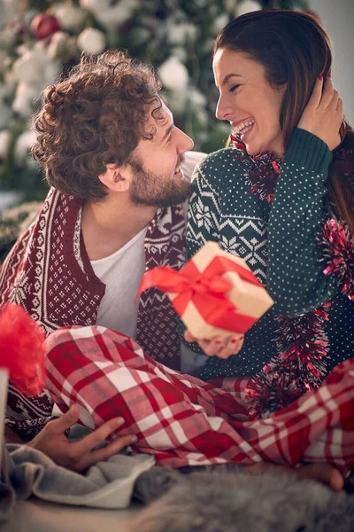 Lachend Koppel Knuffelend Rond Kerstboom Thuis — Stockfoto