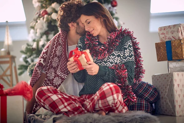 Sorrindo Romântico Casal Abraçando Torno Árvore Natal Casa — Fotografia de Stock