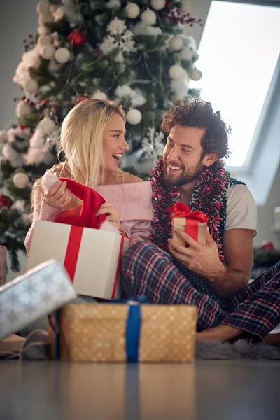 クリスマスプレゼントボックスの提供 クリスマスの瞬間に幸せなカップル — ストック写真