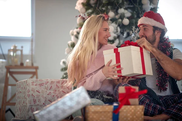 Δίνοντας Κουτί Δώρου Ευτυχισμένο Άτομο Και Κορίτσι Στιγμές Χριστούγεννα — Φωτογραφία Αρχείου