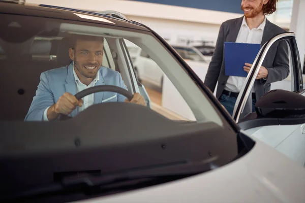 Succesvolle Blanke Man Koopt Een Auto Voor Zichzelf Winkel — Stockfoto