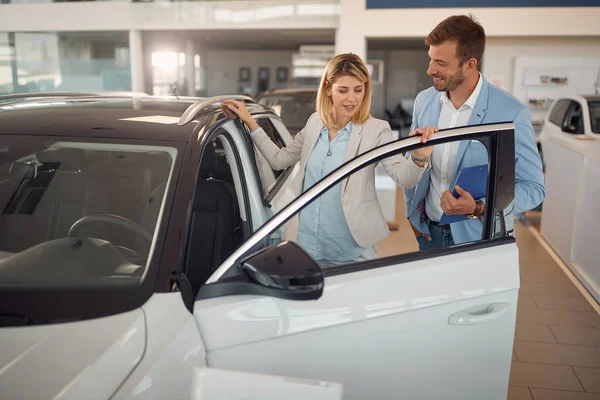 Empresária Comprando Carro Novo Loja — Fotografia de Stock