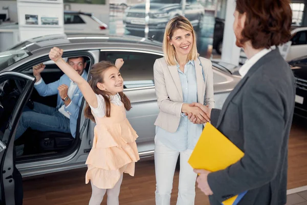 Gai Famille Caucasienne Louer Une Nouvelle Voiture Ensemble Pour Eux — Photo