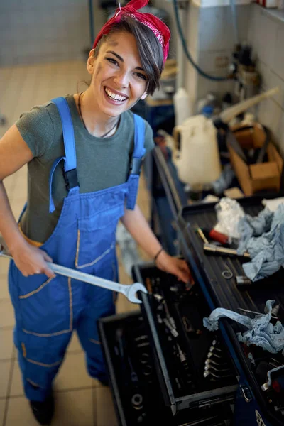 Mekanik Gadis Bahagia Bekerja Sendirian Bengkel — Stok Foto