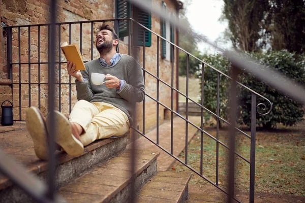 Genç Bir Adam Güzel Bir Günde Verandada Oturup Sıcak Çay — Stok fotoğraf